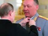 Putin, condecorando con la medalla de Héroe de Rusia al general Alexander Dvornikov, en 2016.