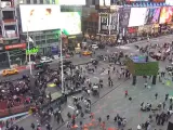 Gente corriendo en Times Square (Nueva York, EE UU) tras registrarse una explosión, el 10 de abril de 2022.