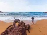 Niña en una playa de Menorca.