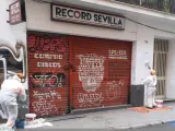 Operarios de Lipasam retirando pintadas en una pared de la calle Amor de Dios.