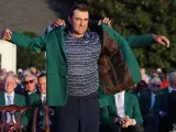 El estadounidense Scottie Scheffler se enfunda la tradicional chaqueta verde tras proclamarse campeón del torneo de Augusta.