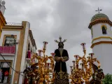 El Cristo del Cautivo de la Hermandad de Santa Genoveva, por el barrio del Tiro de Linea.
