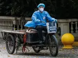Un empleado de mantenimiento monta en bicicleta en una comunidad residencial bajo confinamiento por el covid-19 en Shanghái, China, el 11 de abril de 2022.