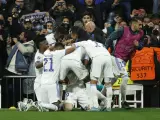 Los jugadores del Madrid, tras el gol decisivo de Benzema en la prorroga.