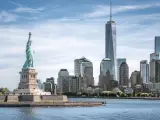 La Estatua de la Libertad con el skyline de Manhattan al fondo.