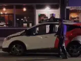 Policía parando al coche autónomo.