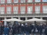 La Policía interviene en la Plaza Mayor por altercados de 'hooligans'