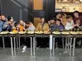 Marcos Barrientos y su grupo de amigos imitando 'La última cena'.