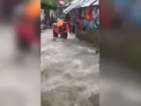 Una persona es rescatada durante las inundaciones causadas por la tormenta tropical Megi en Filipinas.
