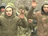 El gobierno ruso ha difundido a través de televisión, imágenes de soldados ucranianos rindiéndose en Mariupol. En los vídeos, el ejército ruso asiste a combatientes heridos y hacen hincapié en la forma voluntaria en la que los ucranianos se rinden, con las manos en la cabeza. El gobierno de Kiev niega las imágenes y asegura no tener constancia de la redición de su ejército.