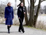Sanna Marin y Magdalena Andersson caminan juntas antes de una rueda de prensa.
