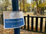 Imagen de archivo de un cartel de aviso de cierre en algunas zonas del parque de El Retiro por meteorología adversa.