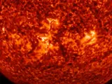 Imagen de la mancha solar desprendiéndose de la superficie solar el 11 de abril de 2022.