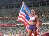 Allyson Felix celebra una de sus medallas en los Juegos Olímpicos de Tokio