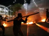 Palestinos se enfrentan a las fuerzas israelíes durante disturbios en Hebrón, Cisjordania.