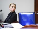 La actriz Amber Heard, durante el juicio por difamación contra Johnny Depp, en la corte del condado de Fairfaix (Virginia, EE UU).