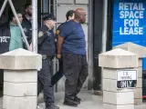 Frank James, custodiado por la Policía tras ser detenido por el tiroteo en el metro de Brooklyn, Nueva York, que dejó una treintena de heridos, diez de ellos de bala.