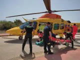 Bomberos de Marbella y 061 en el rescate y traslado en helicóptero de un joven en el pico de La Concha.