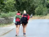 Dos mujeres peregrinas realizan el Camino de Santiago.