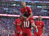 Thiago y sus compañeros celebran un gol del Liverpool.
