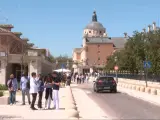 Turistas visitan la ciudad de Aranjuez (Madrid)