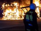 Un autobús urbano arde en Malmö en los disturbios por la concentración del partido ultraderechista sueco Stram Kurs.