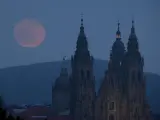 La Superluna de Pascua, o superluna rosa, sale esta noche de sábado sobre Santiago de Compostela.