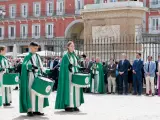El alcalde de Madrid, José Luis Martínez-Almeida, y el alcalde de Zaragoza, Jorge Azcón, presencian la Tamborrada de Resurrección para despedir la Semana Santa madrileña.