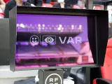 El monitor del VAR, sistema de videoarbitraje, en Vallecas.