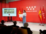 La presidenta de la Comunidad de Madrid, Isabel Díaz Ayuso, este lunes presentando la calculadora de impuestos, en presencia de los consejeros Javier Fernández-Lasquetty y Carlos Izquierdo y del presidente de CEIM, Miguel Garrido.