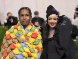 A$AP Rocky y Rihanna, en la MET Gala 2021.
