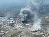 La planta de acero Azovstal, en Mariúpol, Ucrania, tras un bombardeo del ejército ruso el 18 de abril de 2022, en una captura de un vídeo tomado por un dron.