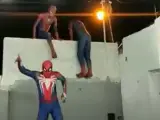Una abuela cumplió años y sus tres nietos se disfrazaron de Spiderman para sorprenderla en el día de su cumpleaños. Sin embargo, uno de ellos tuvo una fallida aparición.