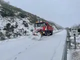 Un camión quitanieves trabaja retirando el manto blanco de una carretera de Ávila.