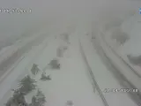Tráfico cortado por la nieve en la A1, en Madrid.