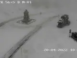 Tráfico cortado por la nieve en el Alto del León, en Madrid.