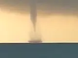Un tornado aterriza sobre el mar de Torrevieja (1)