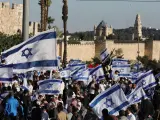 Judíos ultraderechistas portan banderas israelíes durante una marcha en Jerusalén al grito de "venganza", en alusión a los últimos ataques de palestinos contra israelíes.