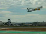 Un avión despega del aeropuerto de Sevilla.