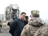 Un oficial ucraniano habla con el presidente del Gobierno, Pedro Sánchez, durante su visita a la ciudad de Borodianka, uno de los objetivos de los rusos cerca de Kiev.