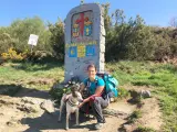 Mercè Jiménez junto a su perro Futt durante una etapa del Camino de Santiago.