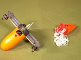 El dron que han creado lanza una red para capturar el dron que falla.