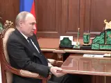 El dirigente ruso, Vladimir Putin, ha aparecido en un video este jueves junto a su ministro de defensa, Sergei Shoigu, y su estado de salud a vuelto a salir a la palestra tras salir a luz imágenes actuales del presidente.