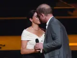 El príncipe Harry y Meghan Markle se besan en la ceremonia de los Juegos Invictus