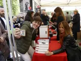 La escritora María Dueñas posa para una foto mientras firma ejemplares de sus libros en el Paseo de Gràcia, Barcelona.