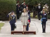 La reina Sofía preside el acto de jura de bandera de personal civil en la Guardia Real en el Cuartel El Rey de El Pardo, Madrid.