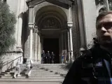 Varios agentes, a las puertas de la iglesia Saint-Pierre-d'Arene de Niza, tras ser apuñalados un sacerdote y una monja.
