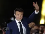Macron saluda a sus seguidores tras ganar las elecciones.