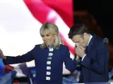 Emmanuel Macron besa la mano de su esposa Brigitte, este domingo en París.