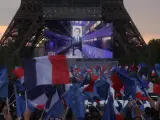 Simpatizantes de Emmanuel Macron celebran frente a la Torre Eiffel la reelección del presidente en las elecciones presidenciales.